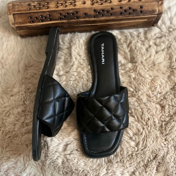 Tahari Black Slides Tresia quilted 7.5 sandals - Picture 7 of 9